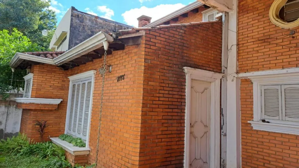 VENTA DE TERRENO CON CONSTRUCCION A REFACCIONAR O DEMOLER EN BARRIO SAN VICENTE — фото 3