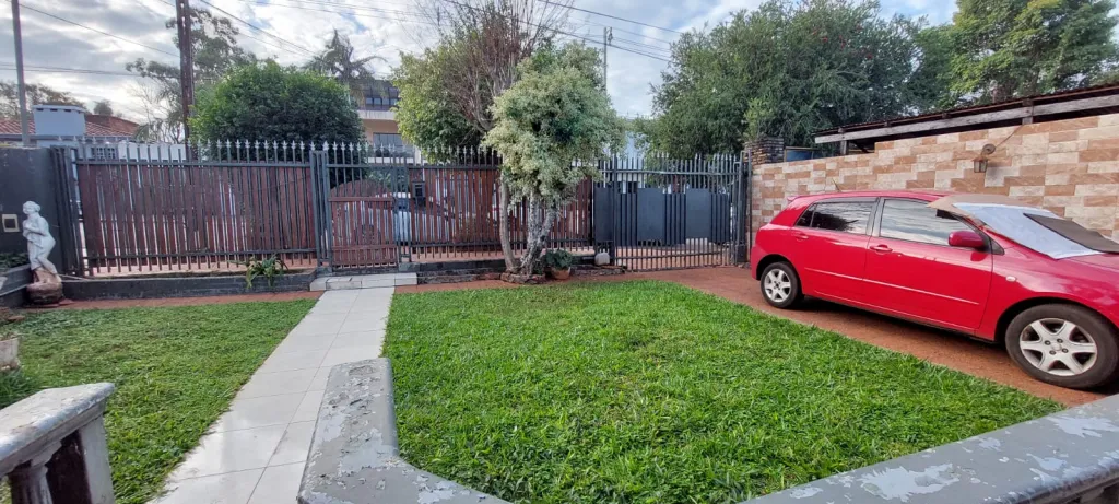 VENDO CASA EN PLENO CENTRO DE ENCARNACIÓN: 4 habitaciones y 3 baños — foto 2