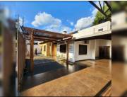 VENDO CASA SEMI AMOBLADA EN ÁREA 1 CDE