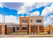 VENDO LUJOSA CASA DE 3 HAB (CON PLACARES), COCINA AMOB, QUINCHO C/PARRILLA Y AMPLIO PATIO