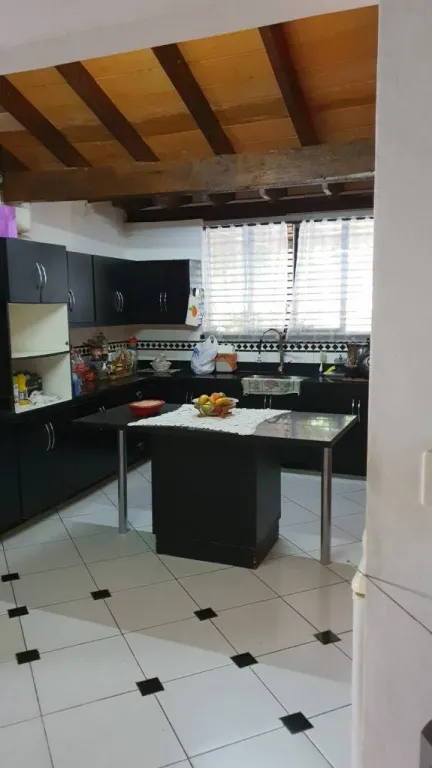 EN VENTA AMPLIA CASA LAMBARE En Barrio Felicidad — foto 2