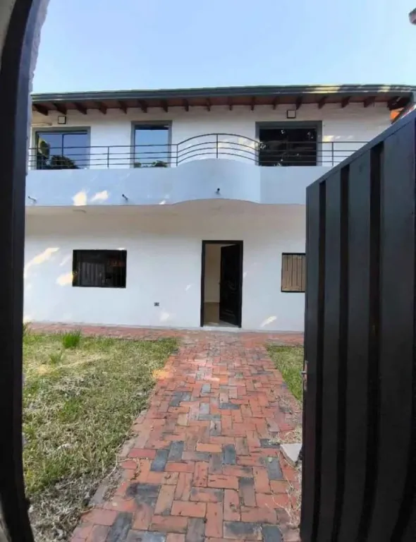🏡 Casa en venta – Barrio Golondrinas, Loma Pytã — foto 2