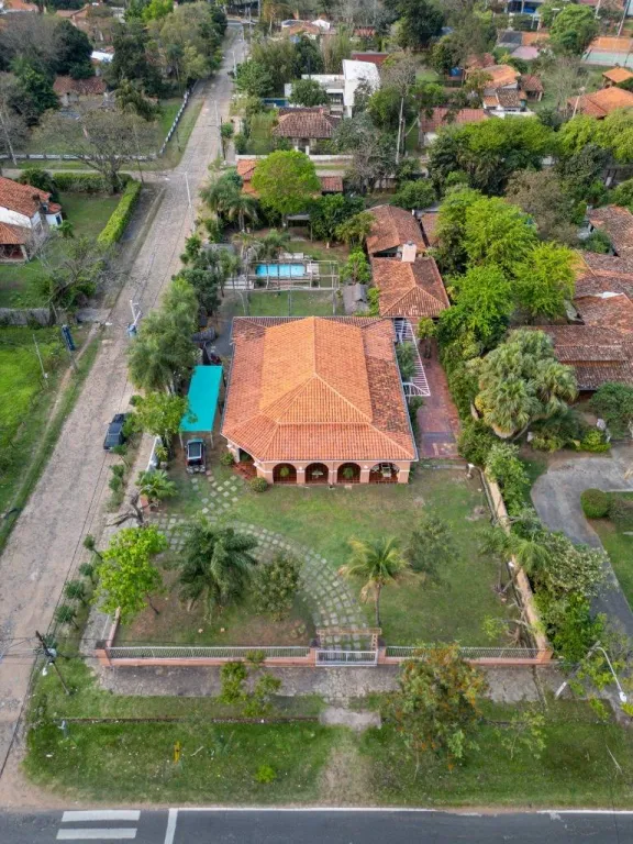 VENDO AMPLIA RESIDENCIA EN ESQUINA A CUADRAS DEL CLUB NÁUTICO — foto 2