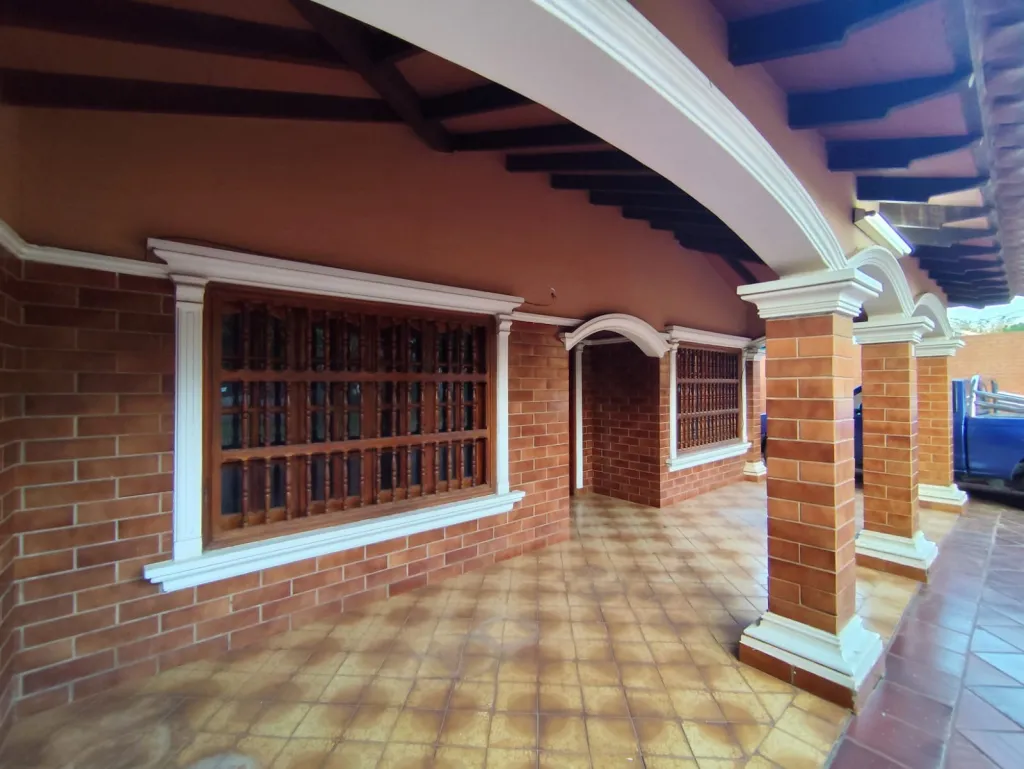 EN VENTA AMPLIA CASA EN REDUCTO SAN LORENZO — foto 2