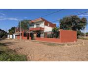 En venta amplia vivienda, con salon comercial