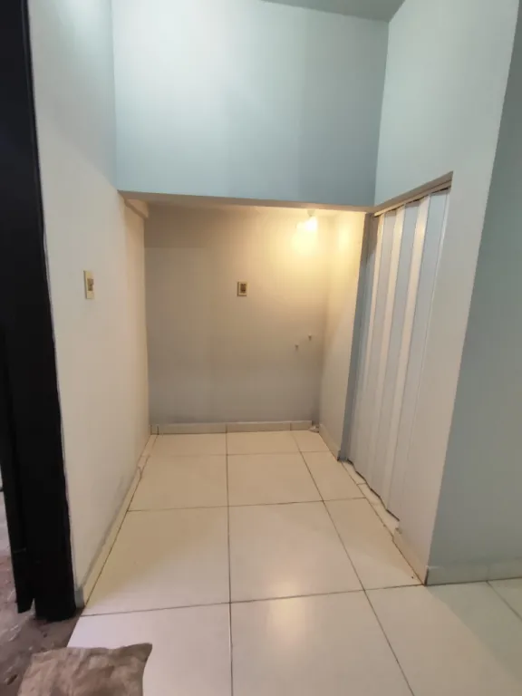 DOY EN ALQUILER UN DORMITORIO CON BAÑO PRIVADO Y A. DE AIRE EN EL MICROCENTO DE ASUNCION — foto 2