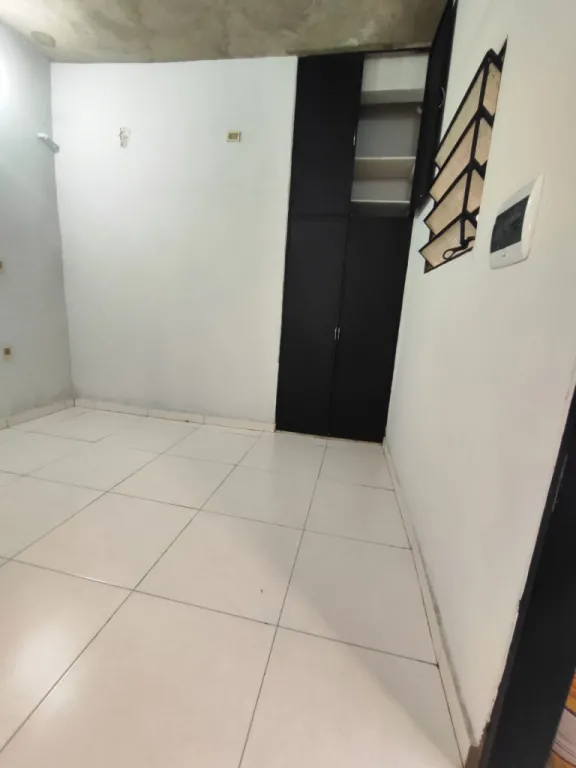 DOY EN ALQUILER UN DORMITORIO CON BAÑO PRIVADO Y A. DE AIRE EN EL MICROCENTO DE ASUNCION — foto 3