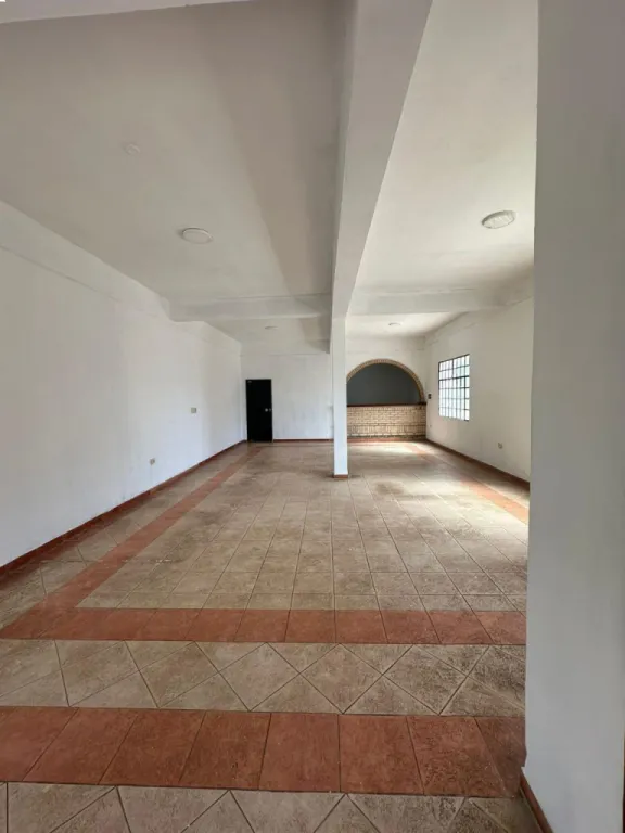 ALQUILO SALÓN COMERCIAL CON AMPLIO DEPÓSITO EN LUQUE 4TO BARRIO (sobre Asfalto) — photo 2