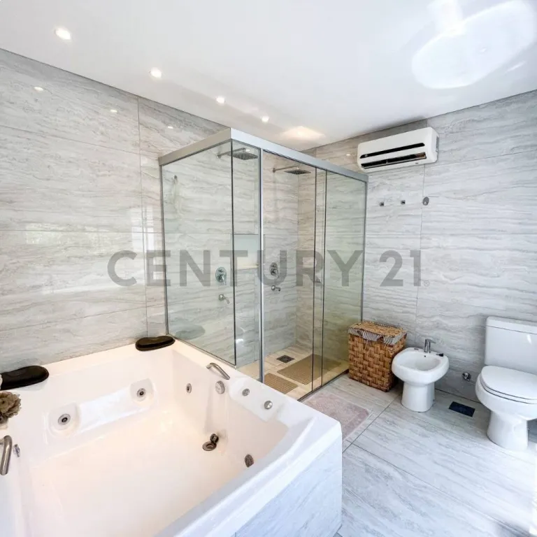 VENDO RESIDENCIA DE ESTILO TOSCANO EN BARRIO CERRADO SURUBI`I — foto 2