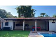 VENDO HERMOSA CASA CON PISCINA EN CAPIATÁ.