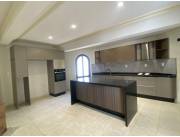 Se alquila casa en el Paraná Country Club La residencia ubicada sobre la avenida principal