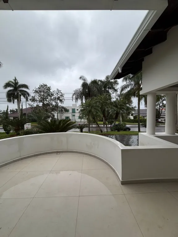 Se alquila casa en el Paraná Country Club La residencia ubicada sobre la avenida principal — foto 2