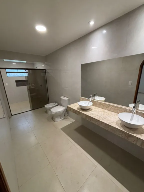Se alquila casa en el Paraná Country Club La residencia ubicada sobre la avenida principal — foto 3