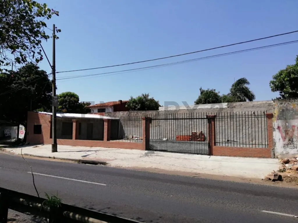 ALQUILO TERRENO CON OFICINA Y KITCHENETTE Avda. Madame Lynch c 8 de Setiembre sin numero — foto 2