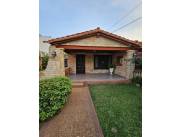 Bº JARA, PROX. BRASILIA: 400 M2, CHALET, 2 DORMITORIOS, AMPLIOS AMBIENTES, 3 GARAGES.