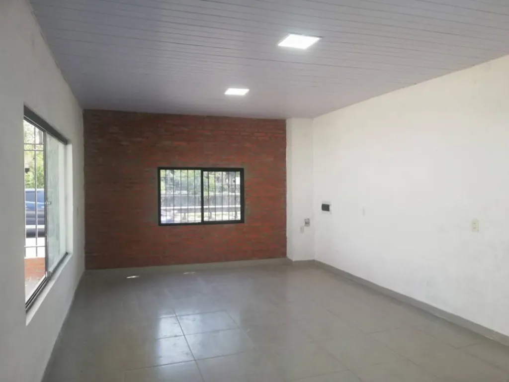 ALQUILO TERRENO CON OFICINA Y KITCHENETTE SOBRE MADAME LYNCH — foto 2