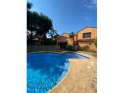VENDO AMPLIA CASA EN BO. MBURUCUYA