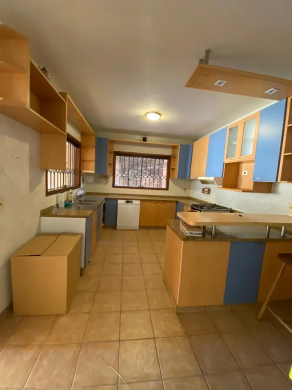 VENDO AMPLIA CASA EN BO. MBURUCUYA — foto 2