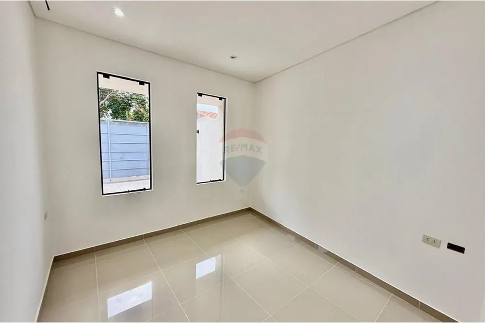 Chalet - Venta - Paraguay Central Luque VENDO CHALET A ESTRENAR EN LUQUE - LAURELTY 440,00 — photo 3