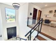 AMPLIO Y MODERNO DÚPLEX A ESTRENAR EN LOMA MERLO-LUQUE