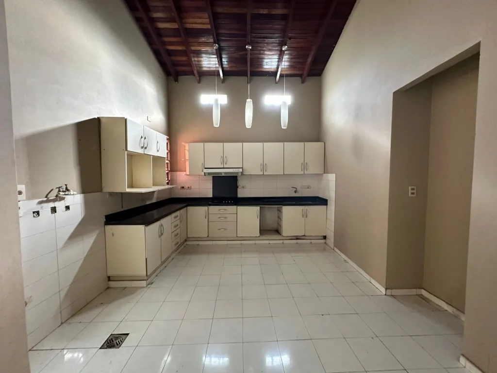 EN VENTA!! PROPIEDAD A REMODELAR O DEMOLER SOBRE AVDA 1 DE MARZO-LAMBARÉ — foto 2