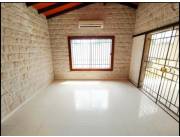 Alquilo Casa de 2 dormitorios en Mariano Roque Alonzo zona Universo sobre Asfalto