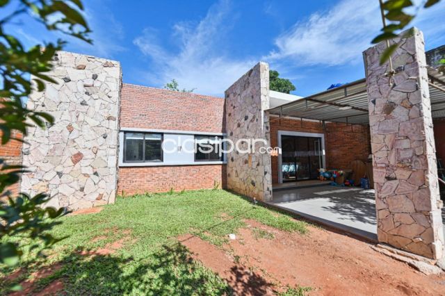EN VENTA CASA MODERNA DE 2 DORMITORIOS EN LUQUE