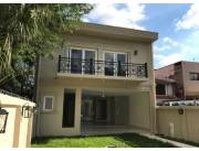 Alquilo Elegante Casa de 3 dormitorios con piscina en barrio Ykua Sati de Asuncion
