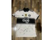 Remera de olimpia firmada por todo el plantel