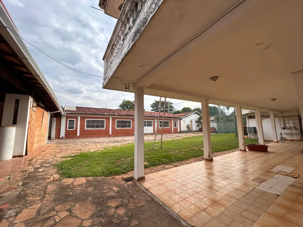 Vendo gran propiedad a pasos de la Avda. Félix Bogado — foto 3