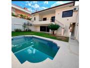 MANORÁ: ESPLENDIDA RESIDENCIA, 4 DORMIT, AMPLIOS AMBIENTES, ESCRITORIO, GRAN JARDÍN, PISCI