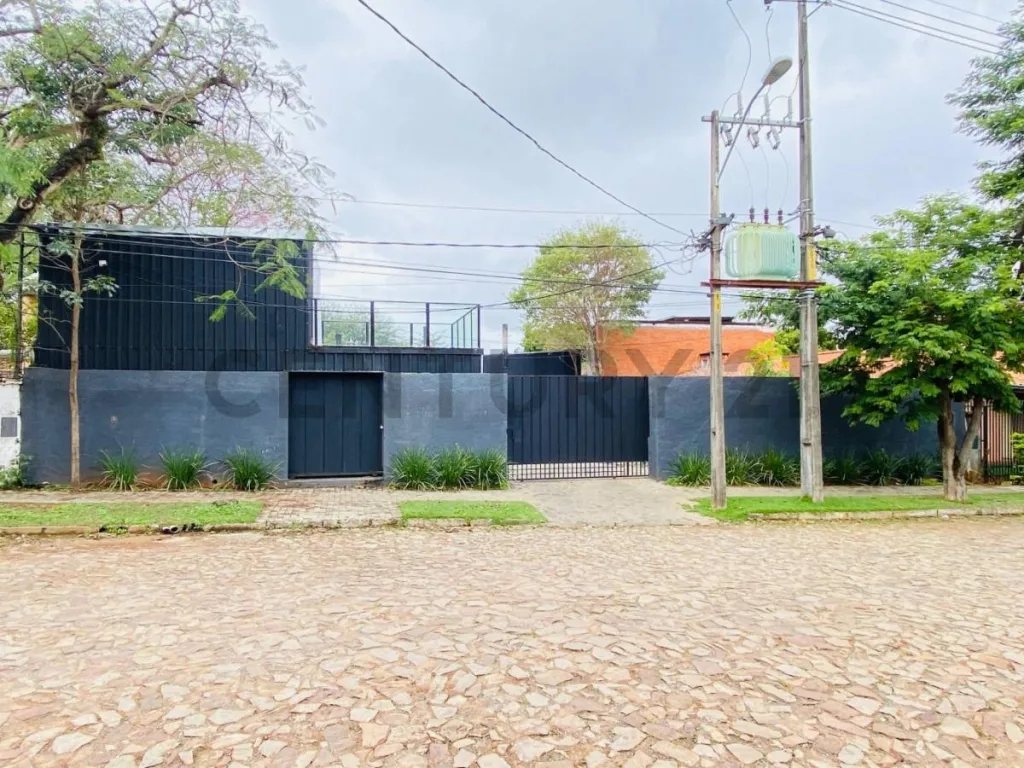 Show Room Con Oficinas y Tinglado o Deposito en Bo. Los Laureles En Alquiler — foto 2