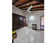 AMPLIA CASA EN LAMBARÉ • BARRIO PALOMAR EN ALQUILER