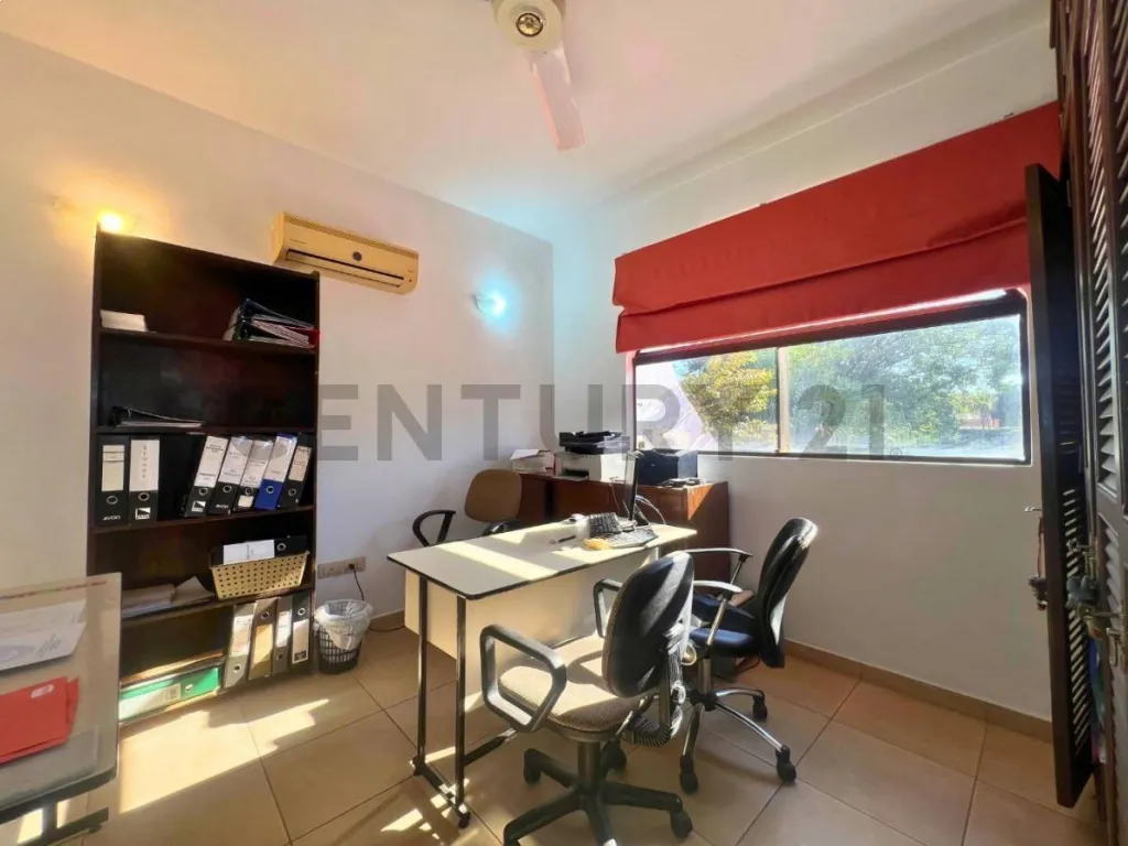 Casa familiar con piscina y quincho en zona residencial – 12x30m - En Venta — photo 3