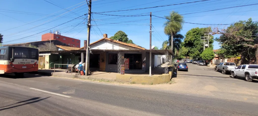 VENDO TERRENO CON CONSTRUCCION SOBRE AVENIDA DEFENSORES — foto 2