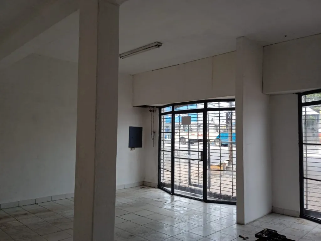 Alquilo Salón Comercial Sobre Eusebio Ayala a metros del mercado 4 — foto 3