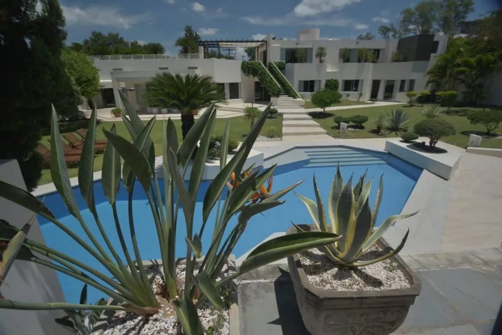 VENDO MANSION DE LUJO EN BARRIO MBURUKUJA - ASUNCIÓN — foto 2