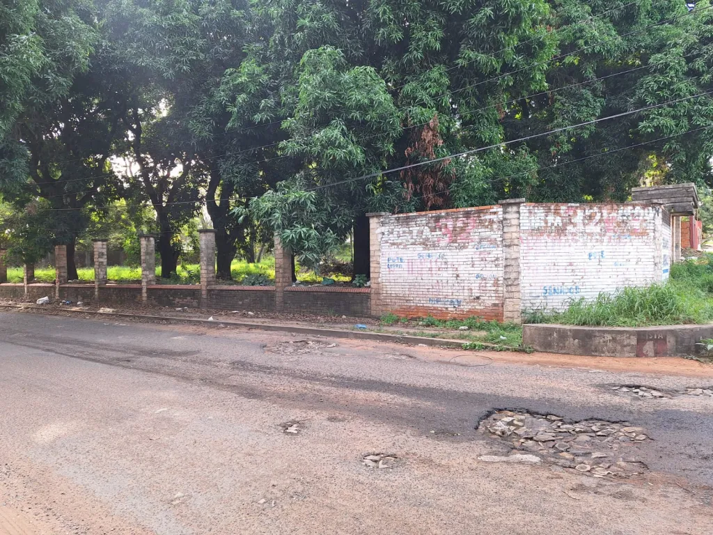 Terreno de 800 mt.cuadrado,en Lambaré en esquina sobre ruta asfaltada — foto 3