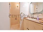 Venta de casa en esquina con Piscina – Barrio Palomar, Lambaré