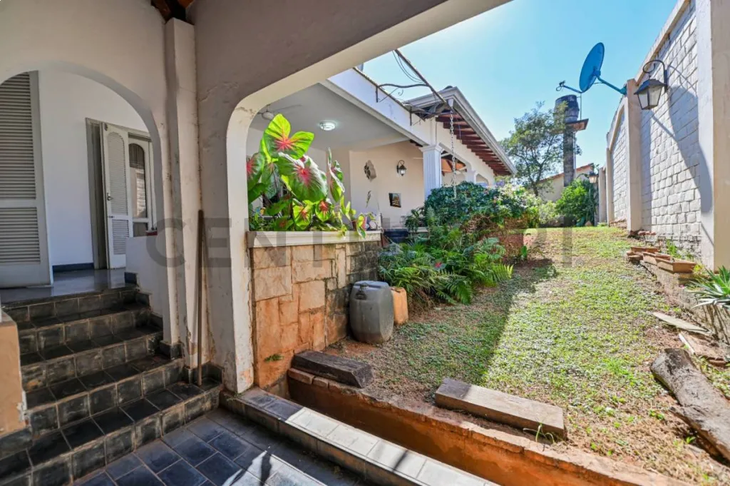 Venta de casa en esquina con Piscina – Barrio Palomar, Lambaré — фото 2