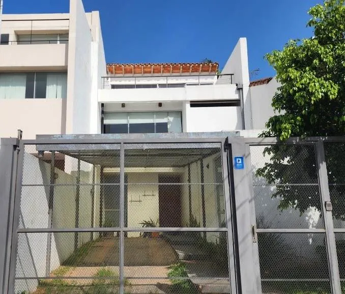 VENDO DUPLEX DE 3 DORMITORIOS EN BO. STMA TRINIDAD — Foto 2