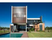 AQUA TERRA: RESIDENCIA DE ESTILO, 3 SUITES, AMPLIA RECEPCIÓN, PISCINA, QUINCHO, JARDÍN.