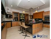 EN VENTA SOFISTICADA RESIDENCIA
