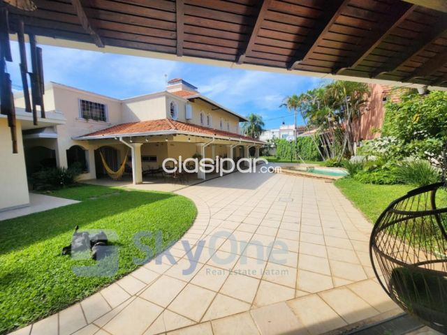 Casas - EN VENTA AMPLIA CASA EN BARRIO CARMELITAS