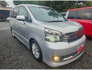 HERMOSO TOYOTA NEW VOXY REC. IMPORT. 2011/12 GRIS PLATA MOTOR 2.0. NAFTERO AUTOMATICO FULL