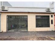 ALQUILO AMPLIO LOCAL COMERCIAL EN CUARTO BARRIO DE LUQUE, ZONA SUPER LOS JARDINES