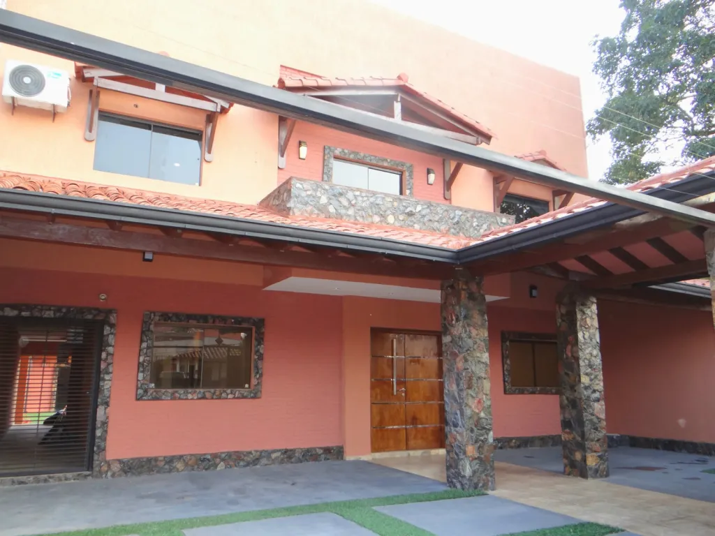 VENDO RESIDENCIA EN LAMBARÉ — foto 2
