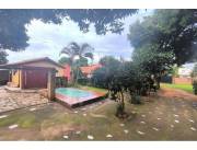 Casa con amplio terreno cerca Muni Luque