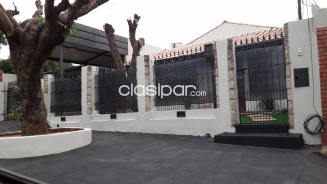 Alquilo casa para vivienda u oficina. Ñemby zona Centro a pasos de todos los comercios.