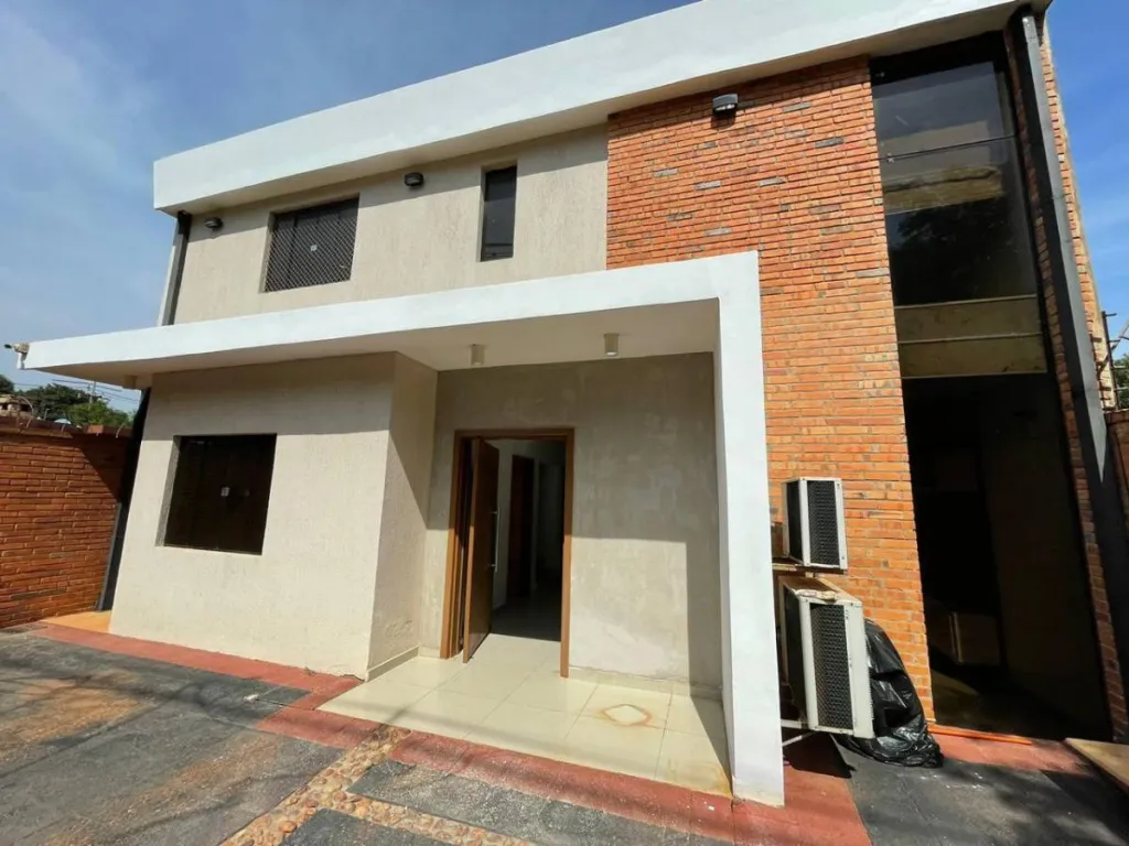 VENDO HERMOSA CASA DE 3 DORMITORIOS EN LUQUE, ZONA DE LA MUNICIPALIDAD — foto 2